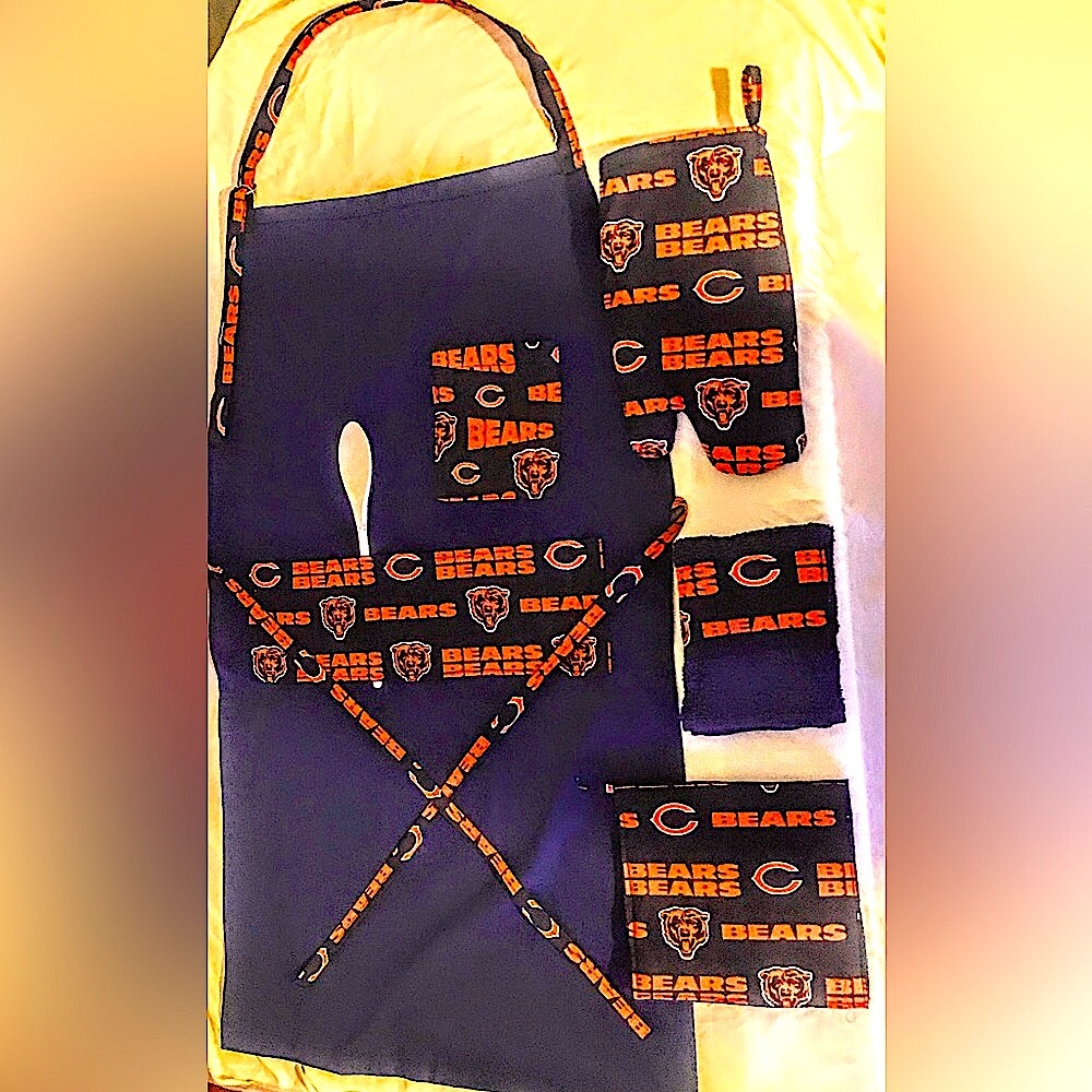 The Chicago Bears apron and oven mitt set